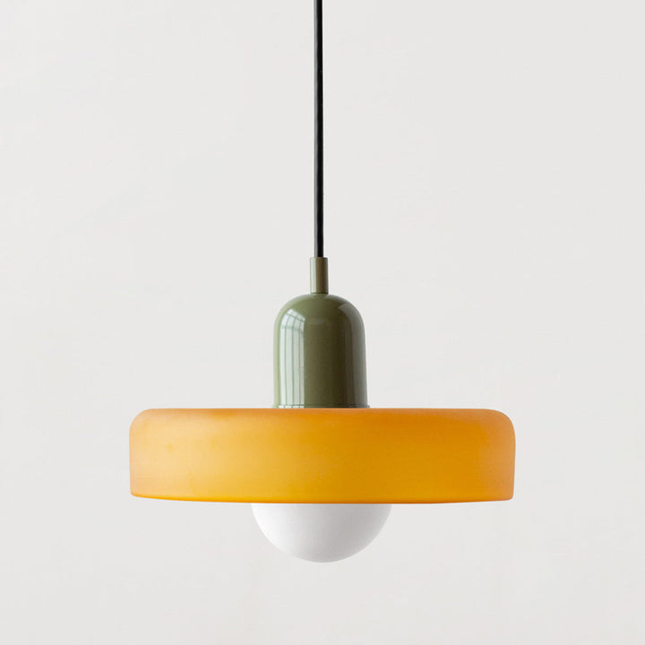 Moderne pendellampe i farvet glas. Loftslampe, der fanger øjet.