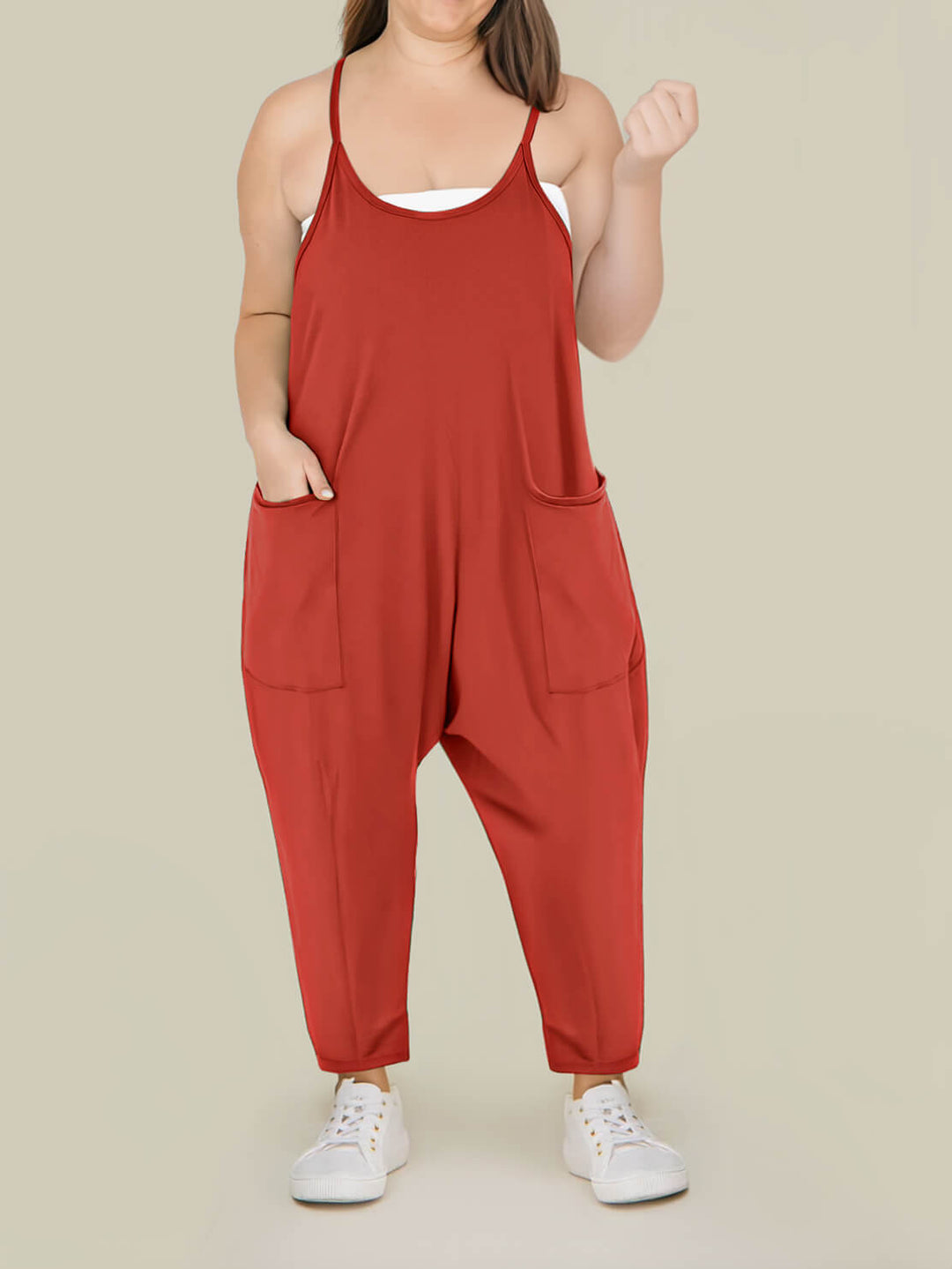 Kvinders mode jumpsuit med elastisk talje, et moderne statement piece.