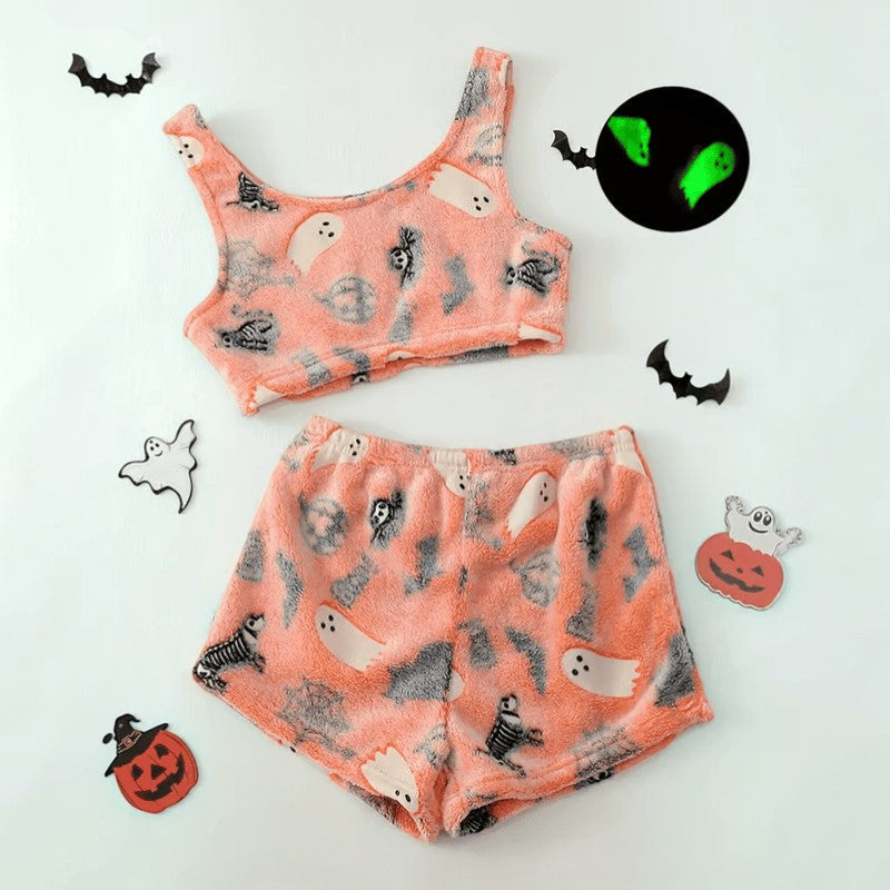 Sjovt dame pyjamassæt med selvlysende spøgelser. Blødt Halloween nattøj med shorts og top til de mørke timer.