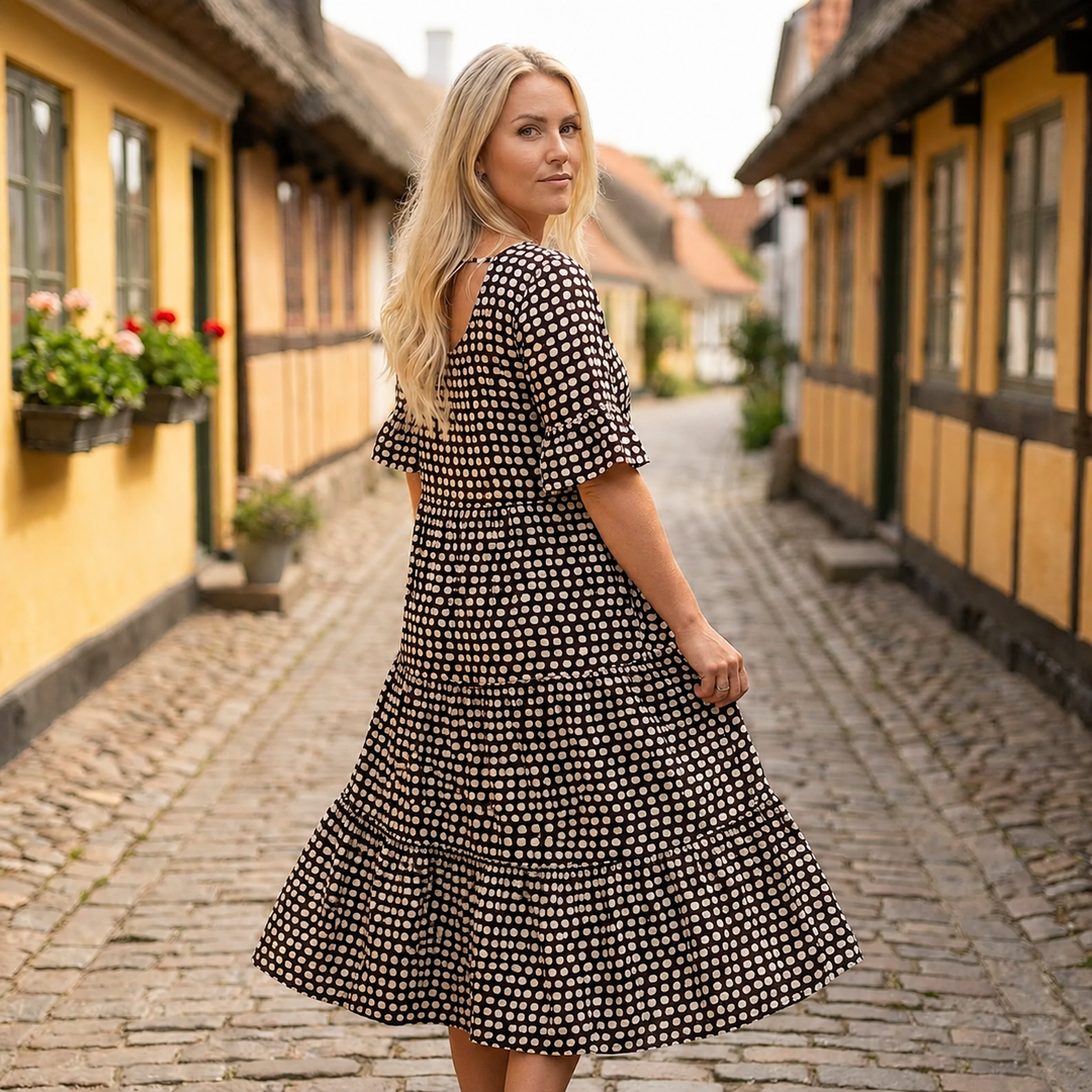 Elegant kvinde midi kjole med prikker, perfekt som sommerkjole og feriekjole; feminin stil.