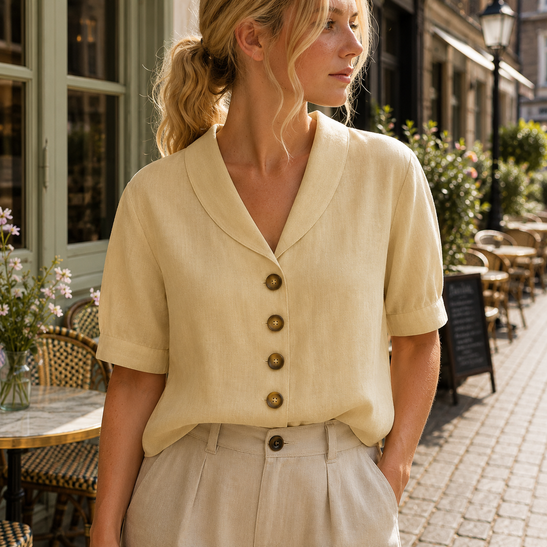 Komfortabel dame kortærmet bluse med knapper, velegnet som stilfuld sommer- eller forårsbluse.