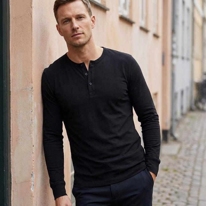 Mænds stilrene Henley skjorte, langærmet og slim fit, perfekt til en komfortabel og casual hverdag.