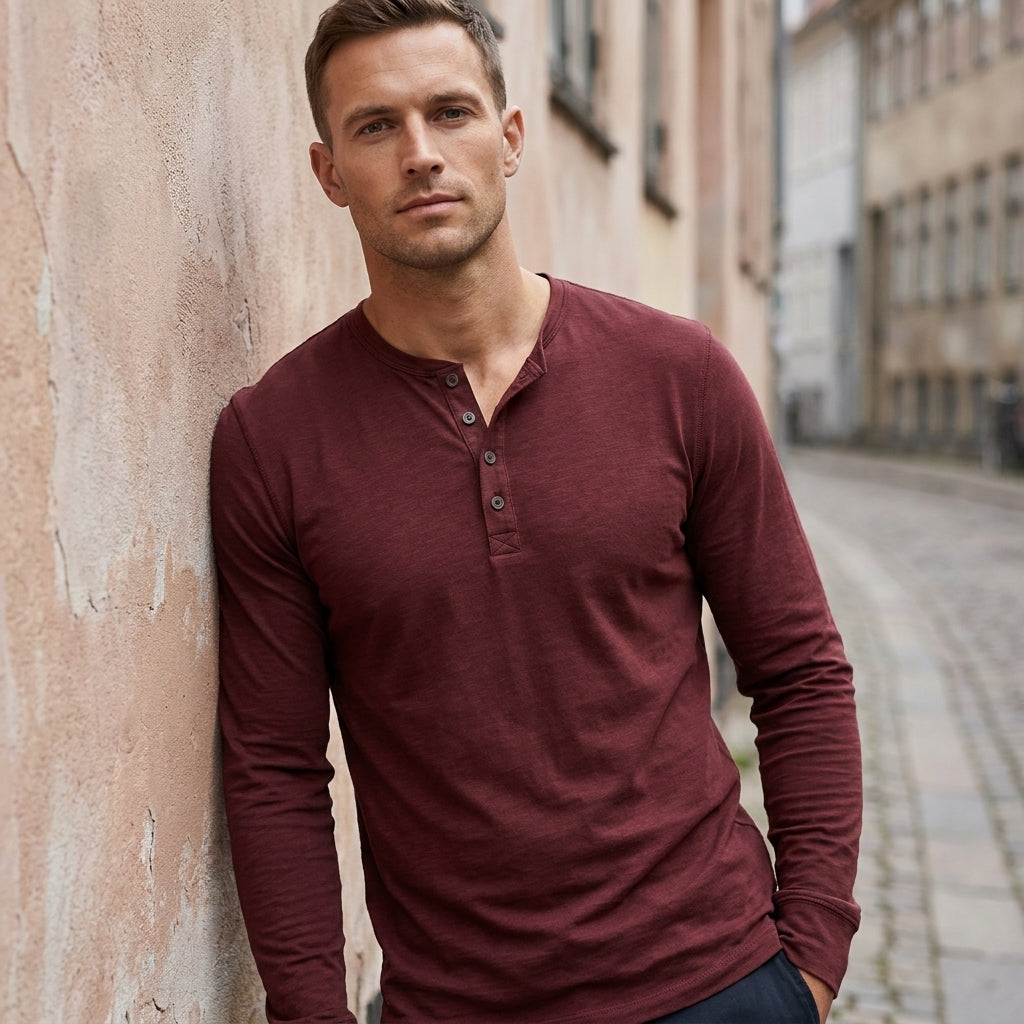 Close-up af Henley krave og knapper på mænds langærmet skjorte, stilrent og moderne herretøj.