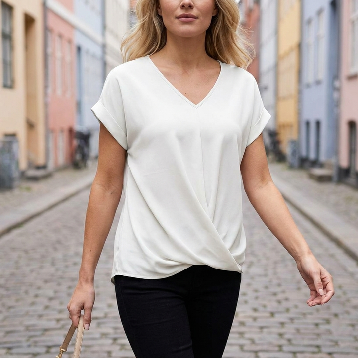 Let sommerbluse til damer med V-udskæring og draperet look. Komfortabel hverdagstop med korte ærmer.