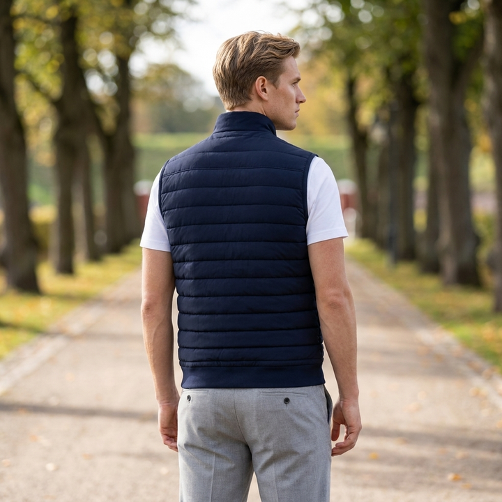 Varm mænds letvægts vest til efterår og vinter. Quiltet design for komfort og stil i hverdagen.