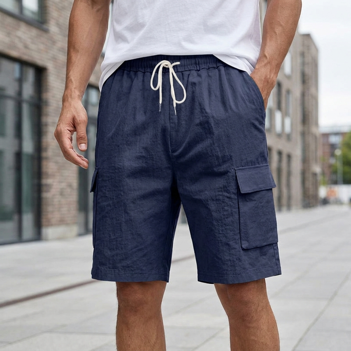 Mænds komfortable rejse shorts i khaki med mange lommer og elastisk talje. Klar til eventyr.