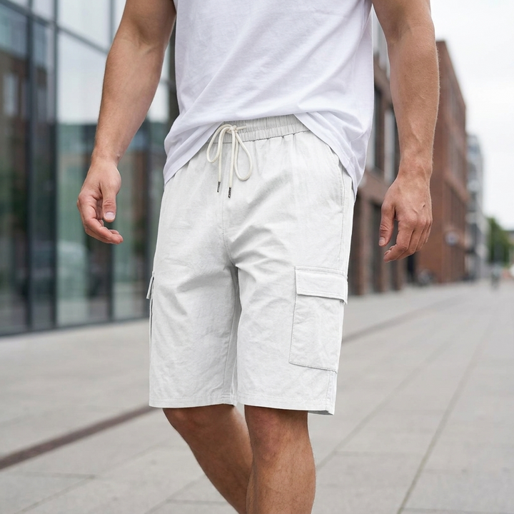 Sorte cargo bermudashorts for mænd, set bagfra. Viser pasform og ekstra lomme. Ideel til fritid.