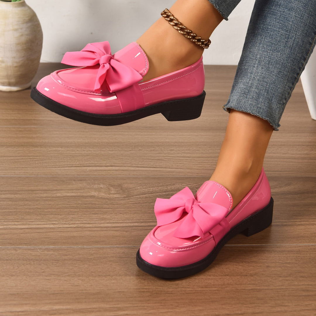 Stilfulde grønne dame loafers med sløjfe. Komfortable slip-on sko til hverdagsbrug. Feminint fodtøj.