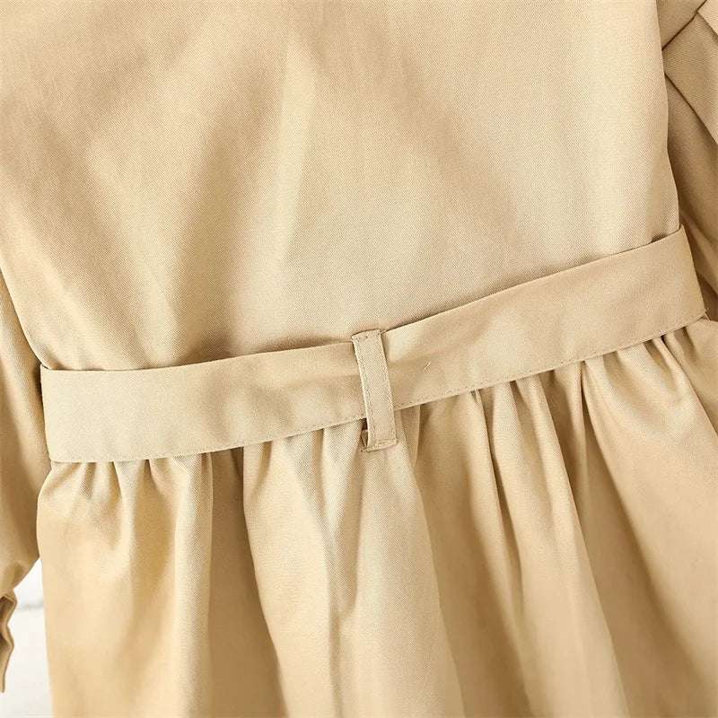 Tidløs pige trenchcoat i khaki. Praktisk forårsjakke og overtøj til piger med elegant krave.