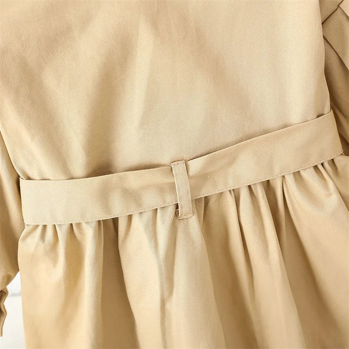 Tidløs pige trenchcoat i khaki. Praktisk forårsjakke og overtøj til piger med elegant krave.