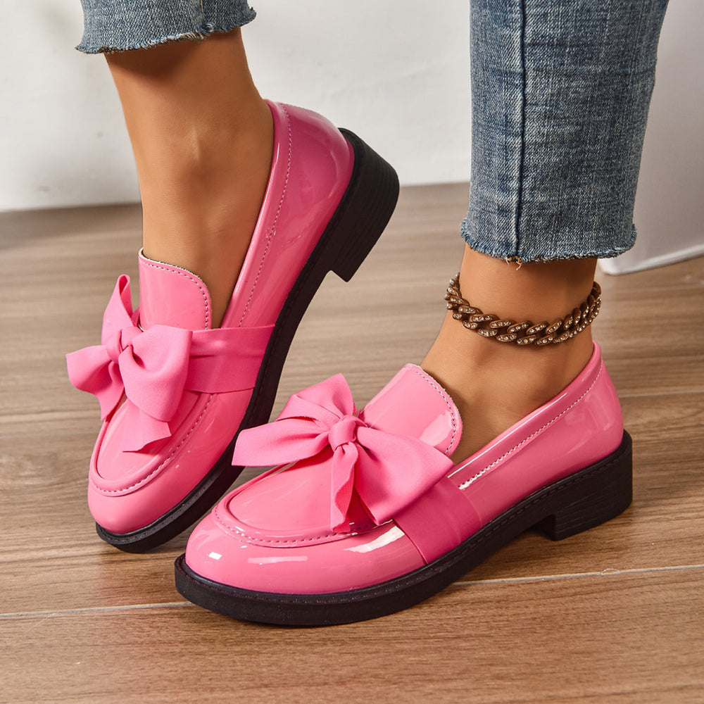 Feminine pink dame loafers med sløjfe. Stilfulde slip-on sko med moc-toe design. Ideelle til kvinder.