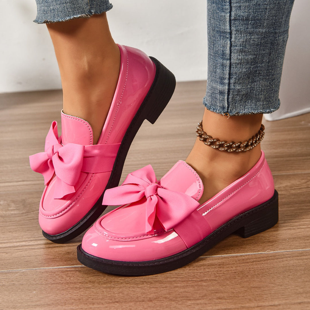 Feminine pink dame loafers med sløjfe. Stilfulde slip-on sko med moc-toe design. Ideelle til kvinder.