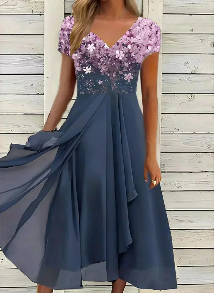 Elegant blomsterprintet midi kjole med V-hals og korte ærmer for et feminint look.