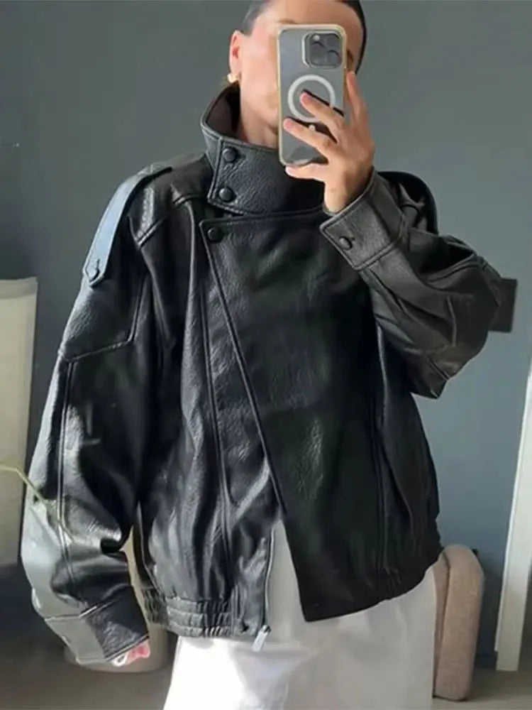 Brun kunstlæder bomberjakke til kvinder. Elegant og komfortabel damejakke i biker stil, ideel til hverdagsbrug.