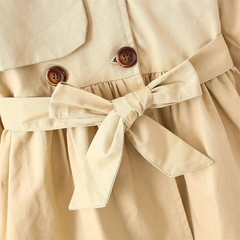 Alsidig khaki pige trenchcoat. Elegant vindjakke og forårs-/efterårsjakke for børn med stil.