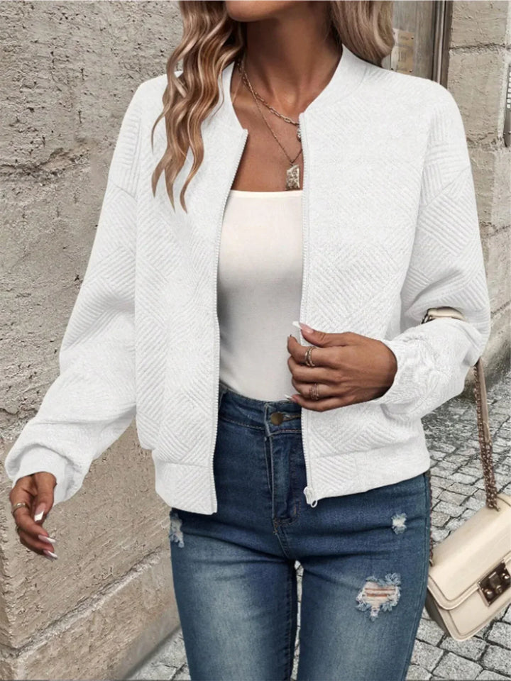 Grå dame bomberjakke med tidløse detaljer. Moderne pasform, ideel til hverdag og feminine outfits.