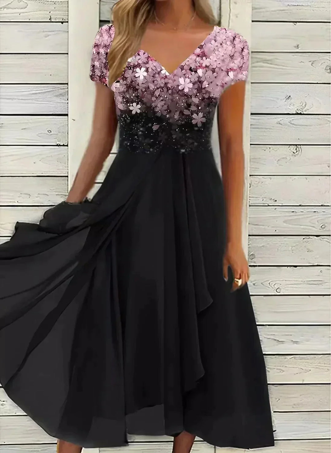 Flot sommer midi kjole til kvinder med farverigt blomsterprint og klassisk V-hals design.
