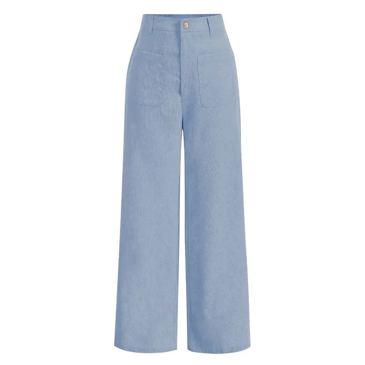Model iført højtaljede damejeans med praktiske lommer og stilfulde knapper, fremhæver pasformen.