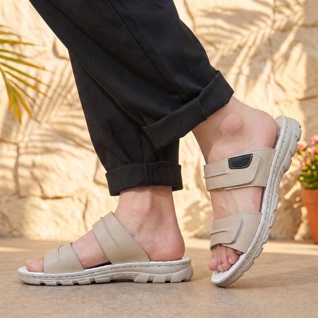 Et par komfortable herre sandaler med justerbar pasform, perfekte som sports-, fritids- eller strand sandaler.