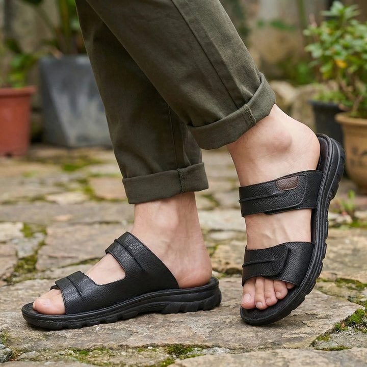 Herre sportsandaler med justerbar velcro lukning for optimal komfort og pasform, ideel til sommeraktiviteter.
