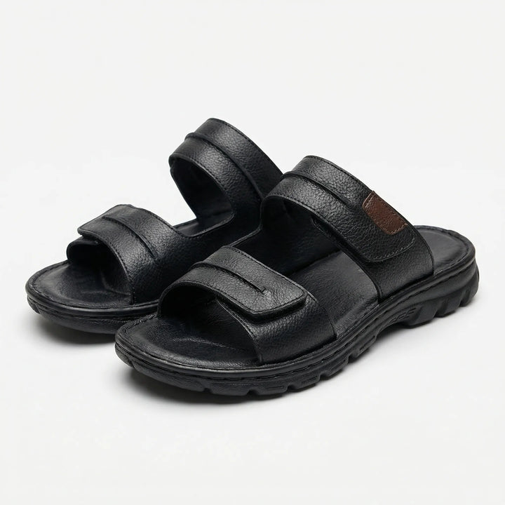 Nærbillede af herre komfort sandaler med antiskrid sål og justerbare stropper, perfekt til fritid.