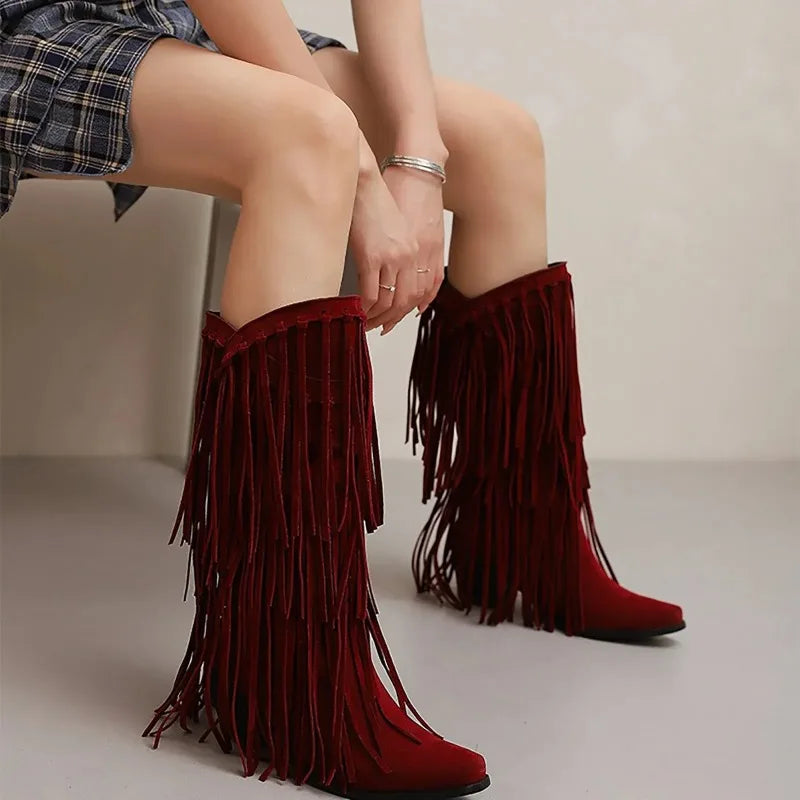 Knæhøje dame støvler med elegante frynser, ideelle til et boho-chic eller western look.