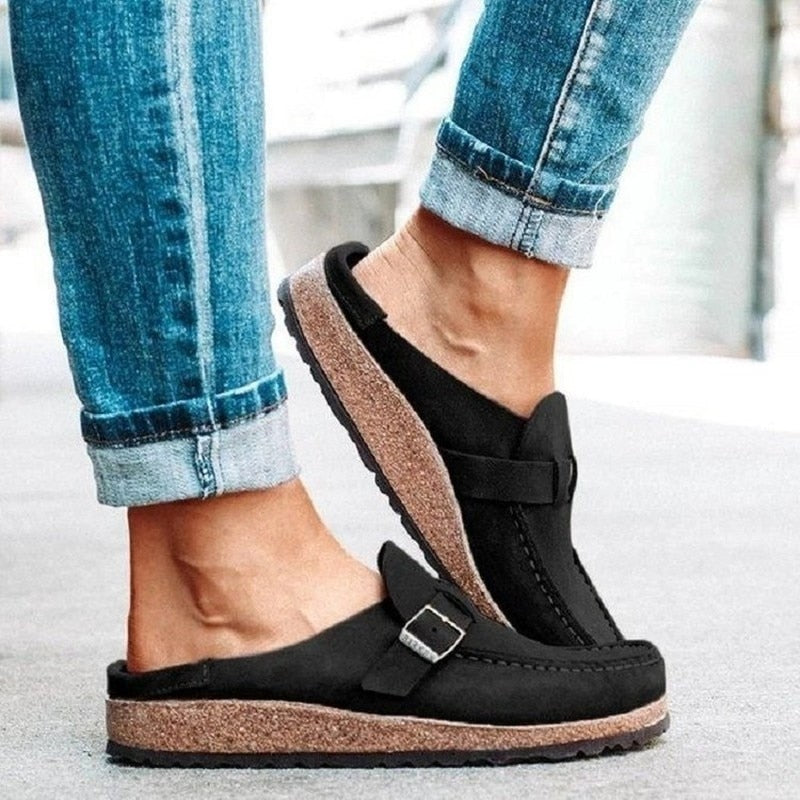 Elegante sorte dame loafers med et dekorativt spænde. Komfortable fladesko, perfekt til hverdag. [[lstfy-media:2]]