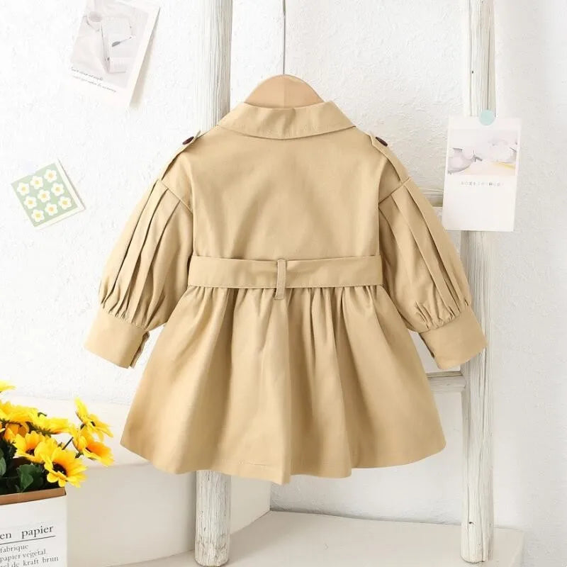 Stilfuld pige trenchcoat i khaki med krave. Perfekt som overtøj og forårsjakke til små piger.
