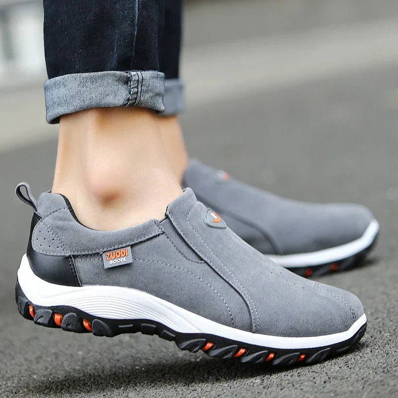 Disse sporty slip-on sko til mænd kombinerer moderne design med letvægts komfort til fritid og casual.