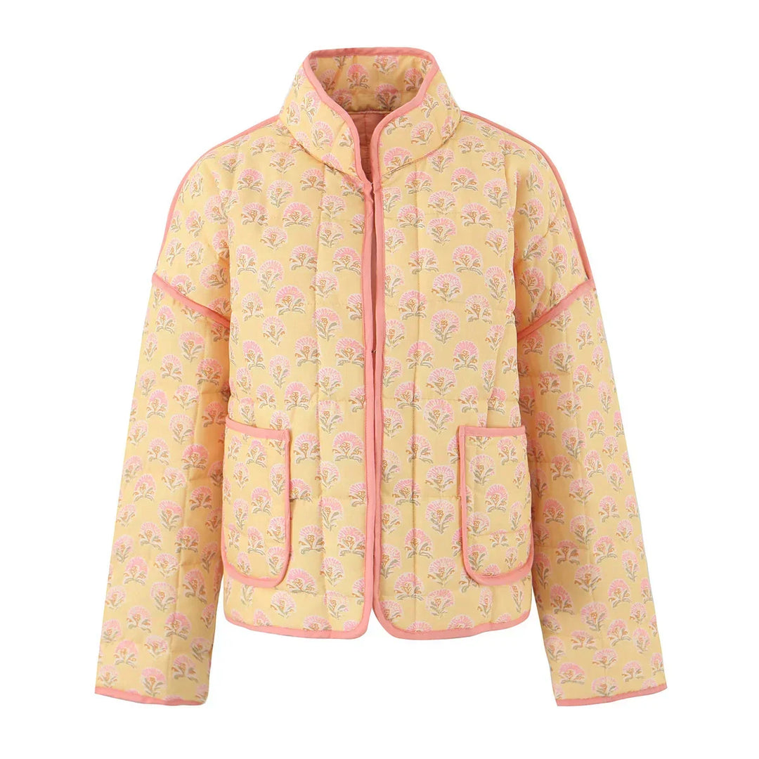 Moderne vatteret damejakke i let design. Komfortabel og varm, en alsidig overgangsjakke til alle sæsoner.