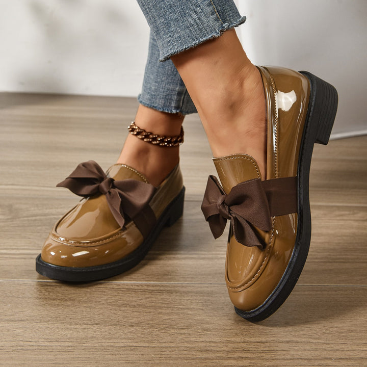 Moc-toe dame loafers med elegant sløjfe. Stilfulde slip-on sko til kvinder, både til fest & hverdag.
