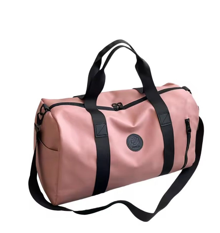 Kompakt weekendtaske perfekt som håndbagage med smart skorum; organiseret opbevaring på turen.