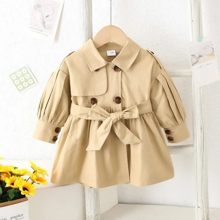 Klassisk khaki pige trenchcoat, en holdbar børnejakke til efterår og forår. Med krave og bælte.