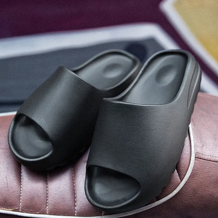 Stilfulde damesandaler til sommer, slip-on model med fokus på komfort.