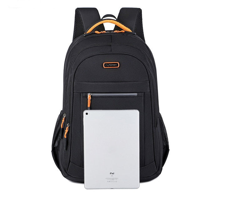 Funktionel herre laptoprygsæk med multi-rum, vandafvisende materiale til beskyttelse af 15,6" laptop.