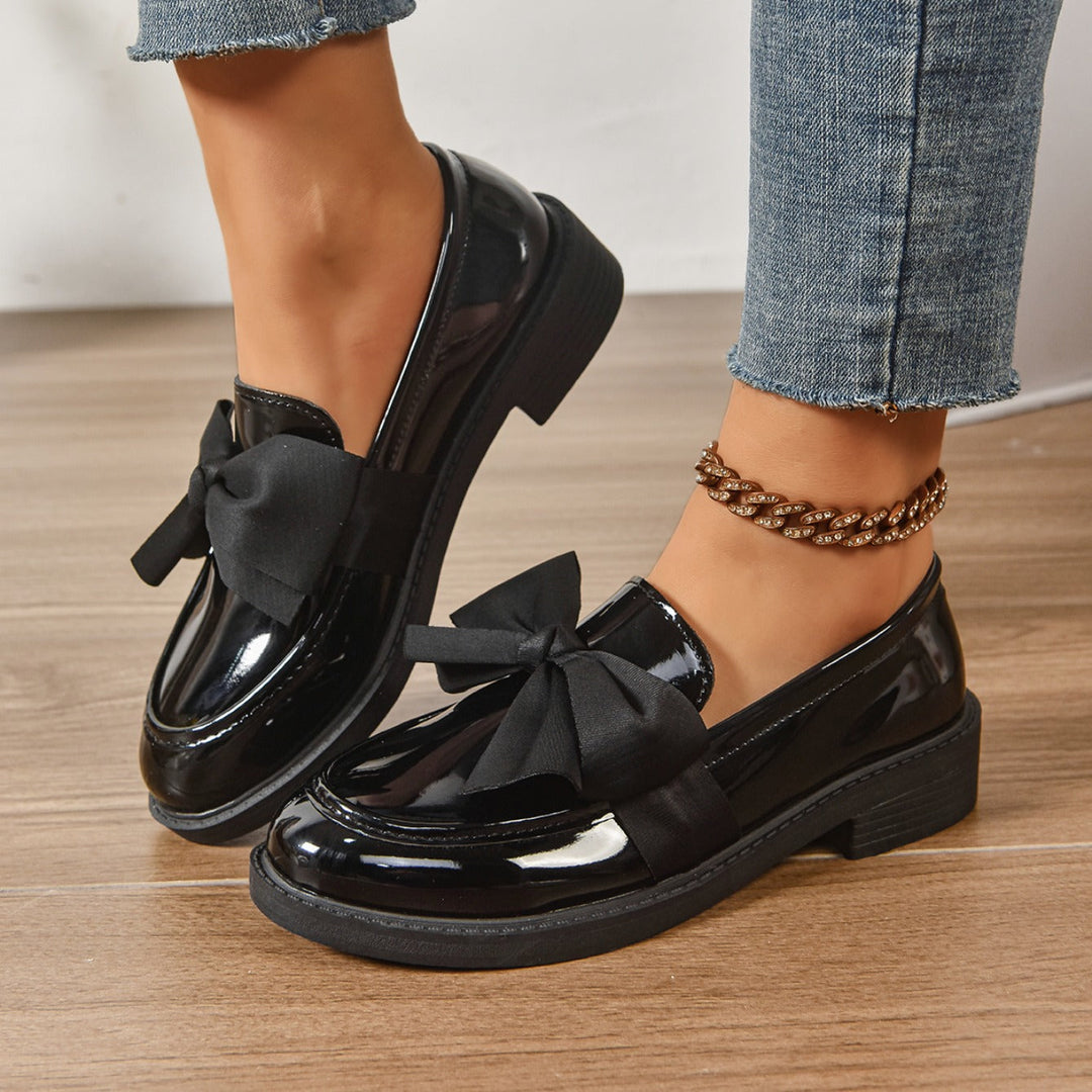 Brune kvinder loafers fra siden, viser sløjfe & moc-toe design. Elegante hverdags sko til enhver kvinde.