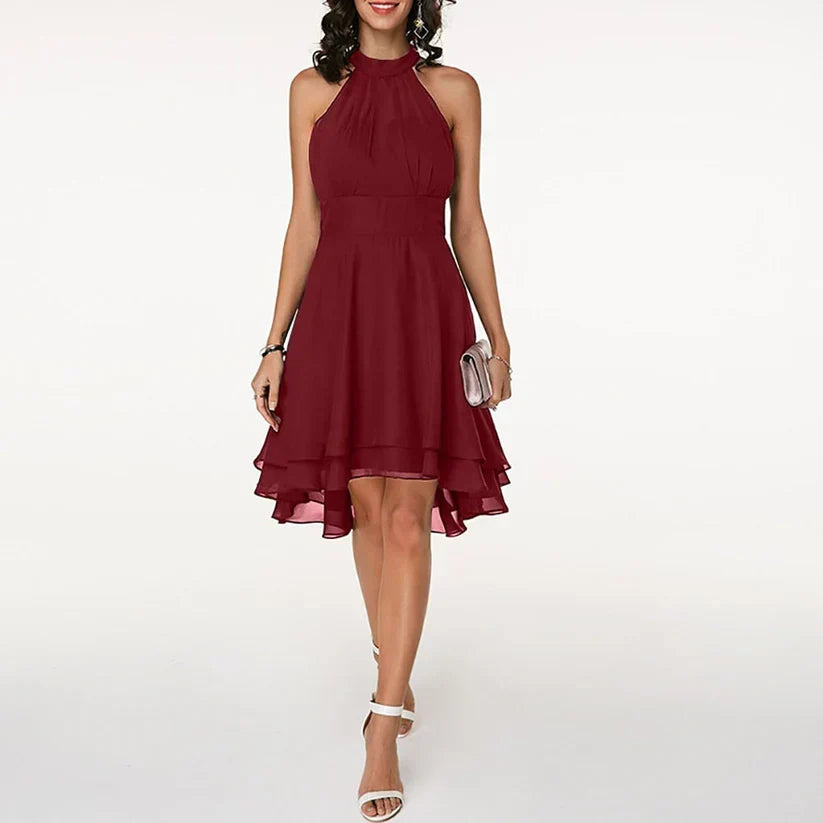 Chic dame midi-festkjole med en elegant asymmetrisk flare og et moderne, komfortabelt design.