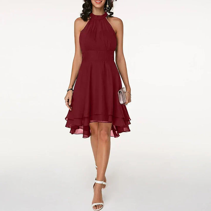 Chic dame midi-festkjole med en elegant asymmetrisk flare og et moderne, komfortabelt design.