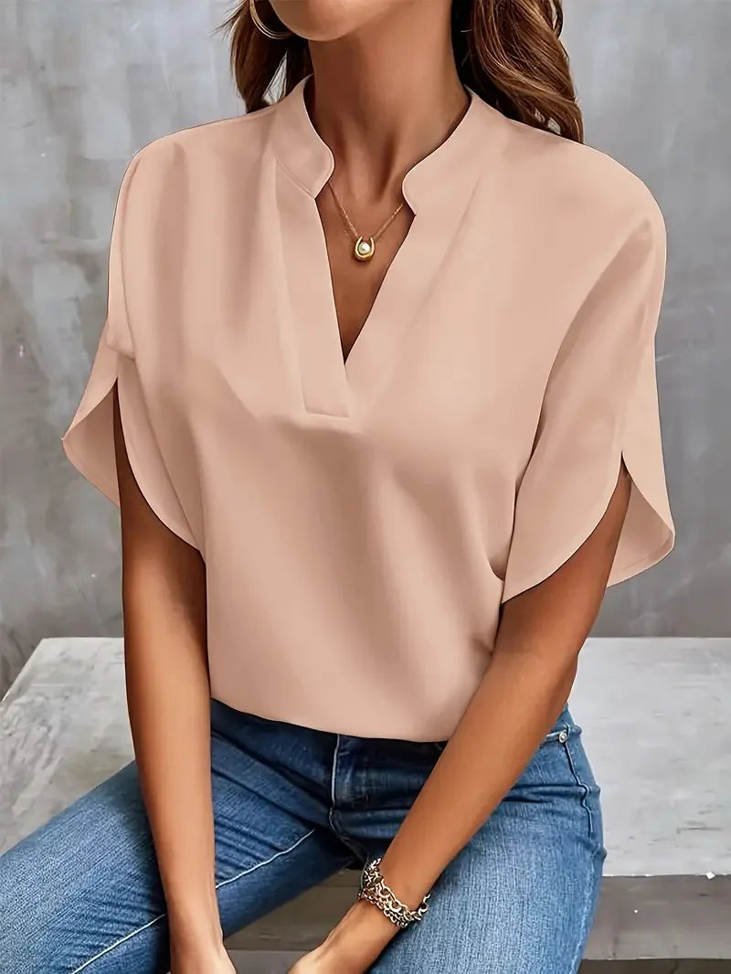 Elegant flydende bluse med løs pasform og V-hals, perfekt til en afslappet men chic stil.