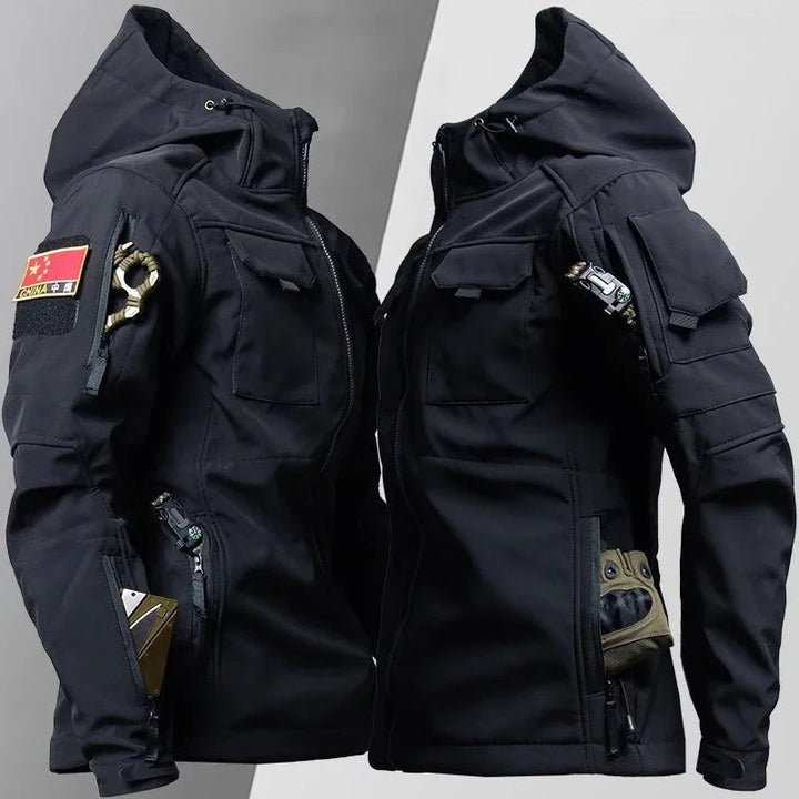 Slidstærk, vandtæt termodragt til mænd. Ideel til fiskeri, jagt og andre udendørs fritidsaktiviteter i vinter. Grå.