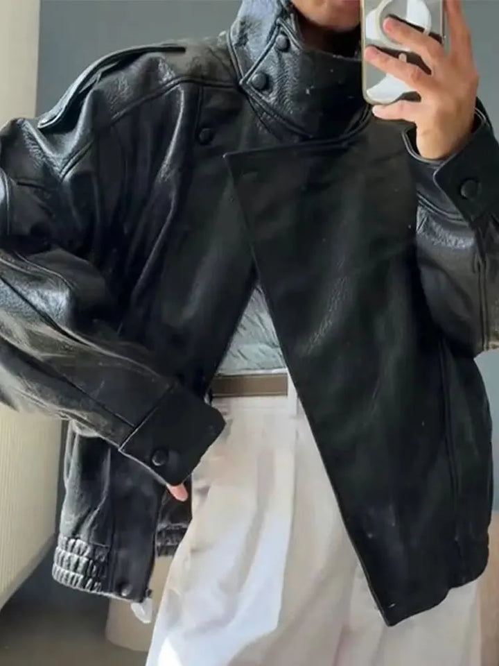 Tidløs imiteret læderjakke til kvinder. Chic bomberjakke i biker stil, fås i sort, brun og vinrød til modebevidste.