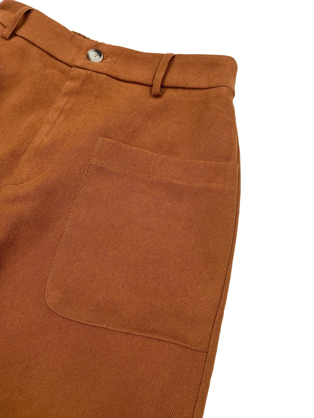 Praktiske højtaljede damejeans med funktionelle lommer og chic knapdetaljer; perfekt hverdagsbrug.