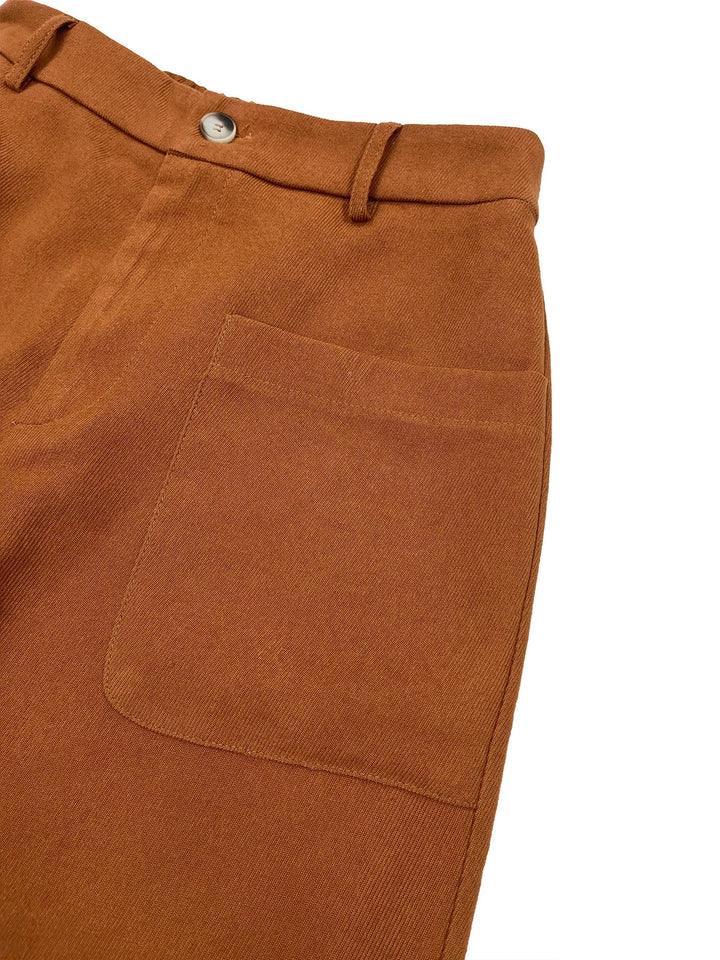 Praktiske højtaljede damejeans med funktionelle lommer og chic knapdetaljer; perfekt hverdagsbrug.