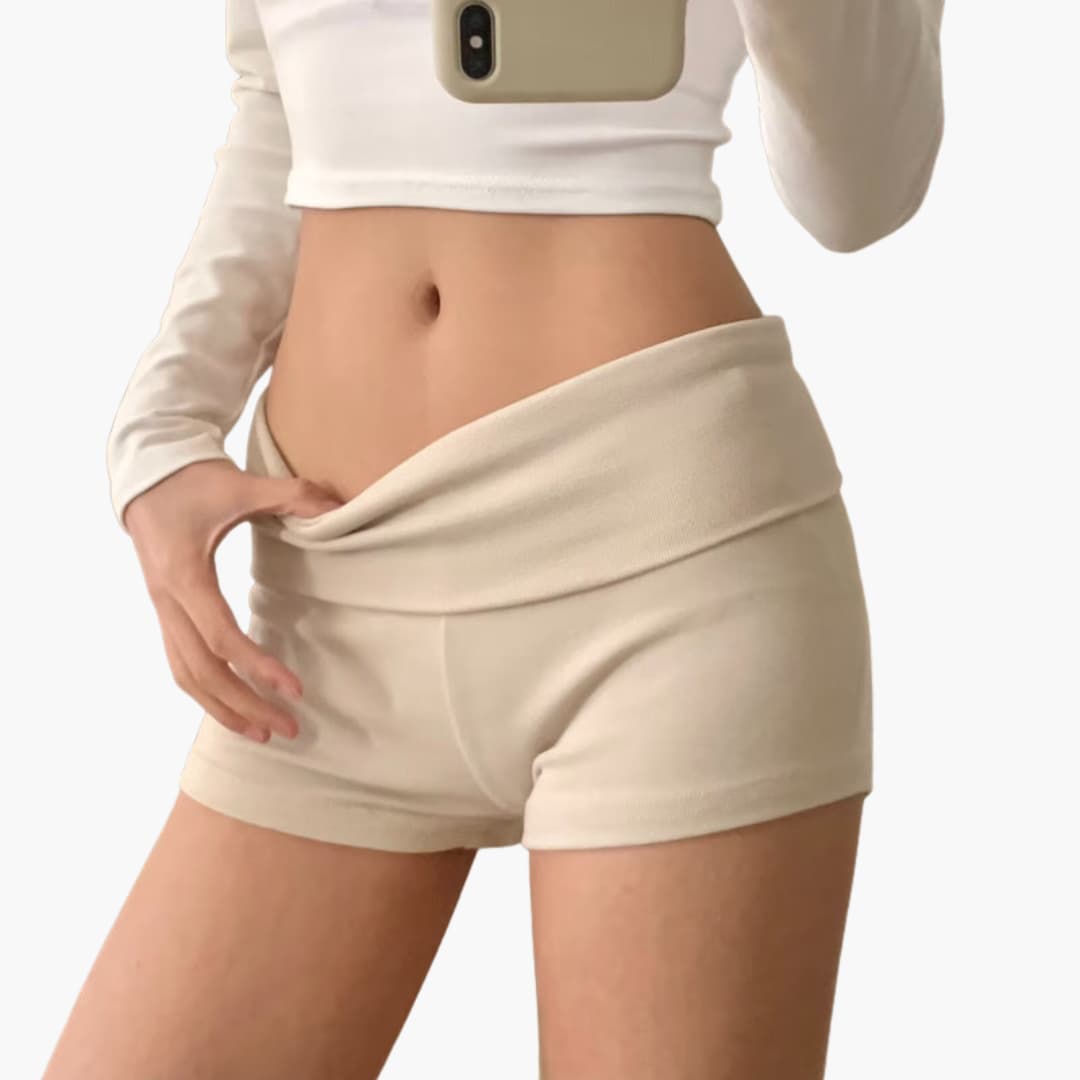 Kvinders sportsshorts med bred elastiktalje i sort for ultimativ komfort og stil, perfekt til træning og fritid.