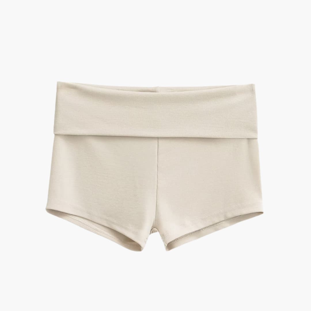 Behagelige sportsshorts til kvinder i rød med bred talje og slidsdesign, ideelle til sommer og fitness.