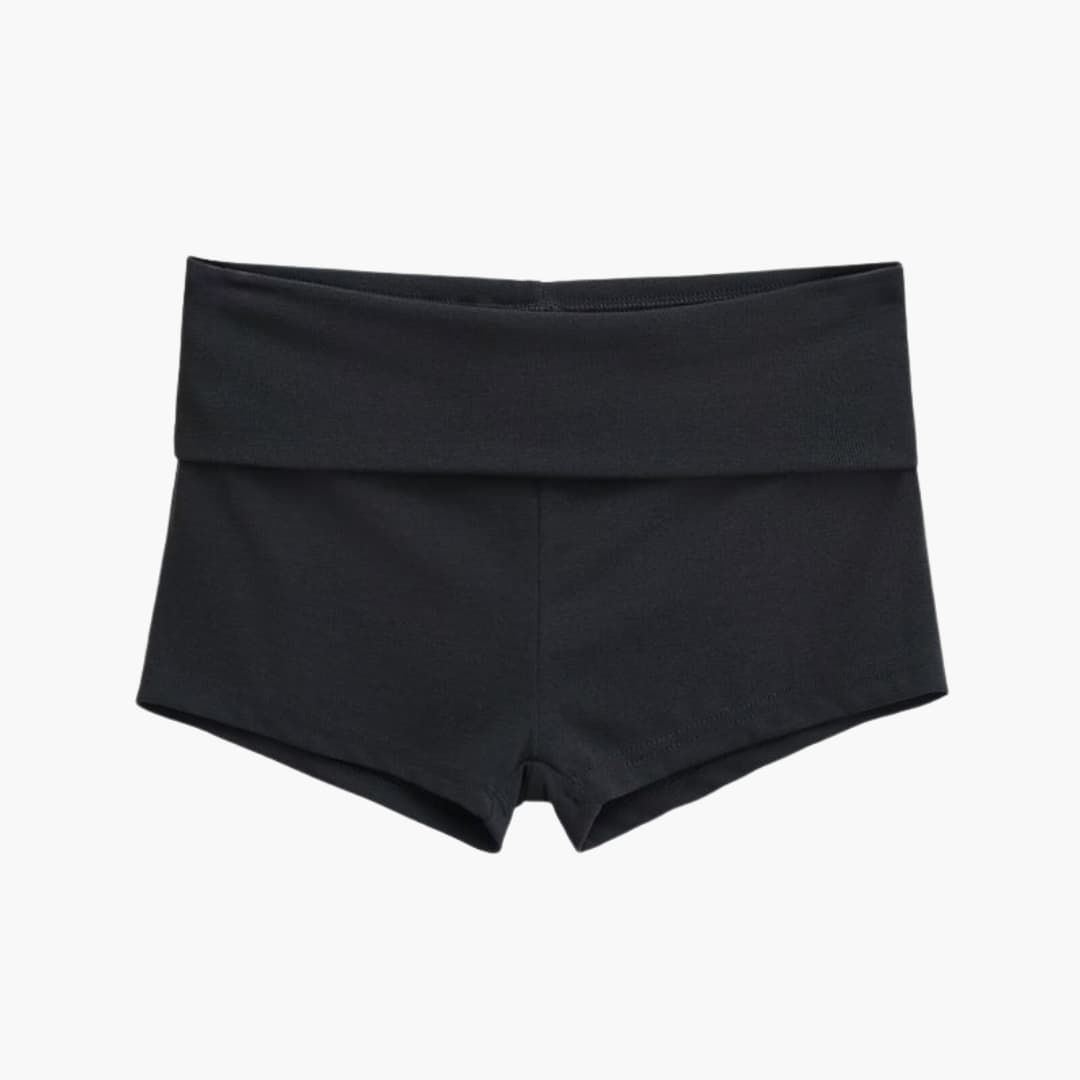 Fitnessbeklædning: Moderne kvinders sportsshorts med bred talje og elastik i sort til optimal bevægelsesfrihed.