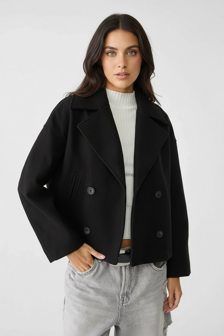 Et must-have: Kort cropped damejakke med dobbeltknap design. Elegant og alsidig stil til sommer.