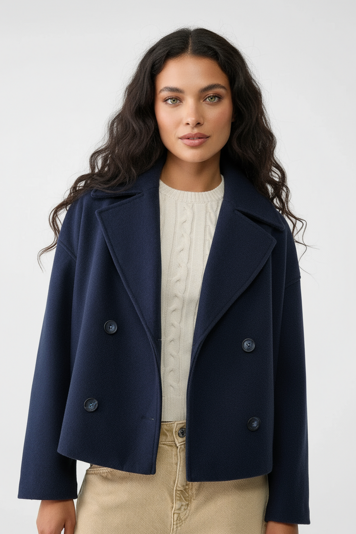 Alsidig kort damejakke, cropped og med dobbeltknapper. Kan styles elegant til både hverdag og fest.