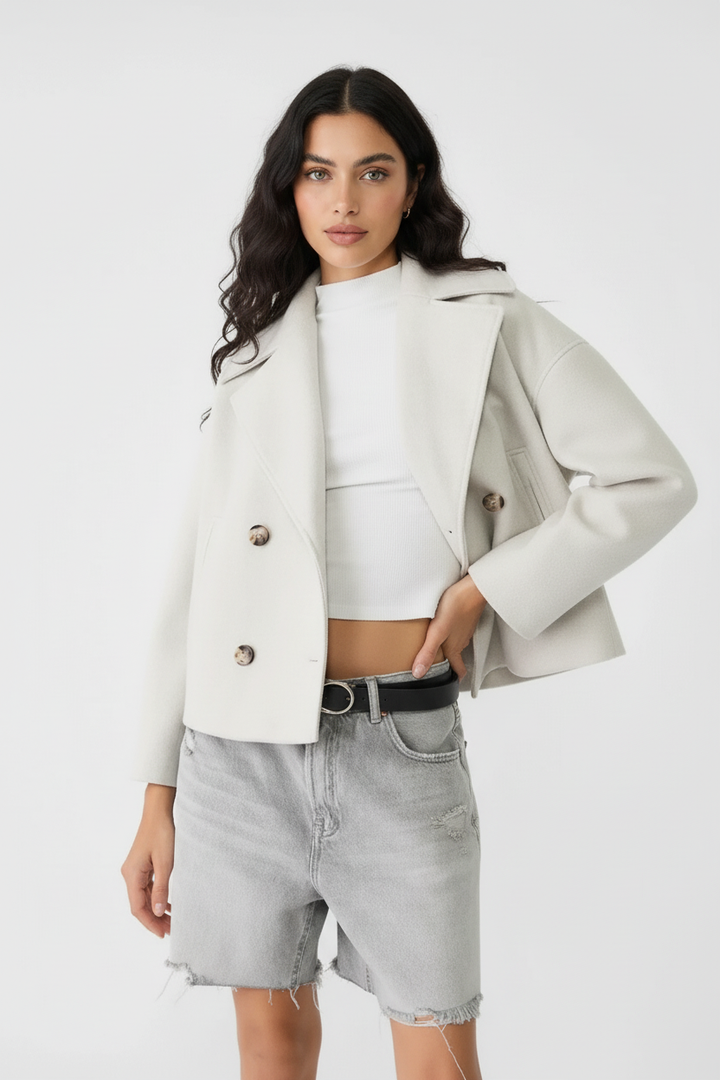 Kort damejakke, cropped design med stilfuld dobbeltknaplukning. Elegant og moderne til hverdag & fest.