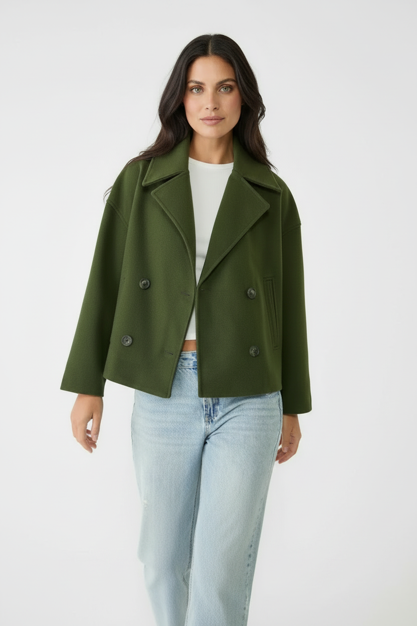 En stilren cropped damejakke med dobbeltknap design. Kort model, elegant, alsidig til fest & hverdag.